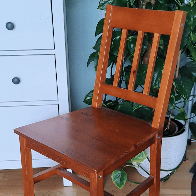 En gif der det byttes mellom 3 sitteputer på en kjøkkenstol. 