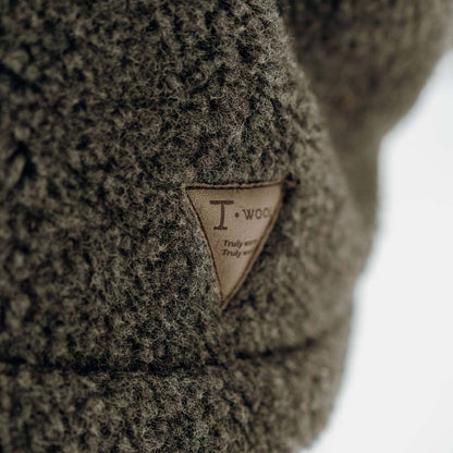 Nærbilde av merkelapp med T-wool på svart gråulljakke